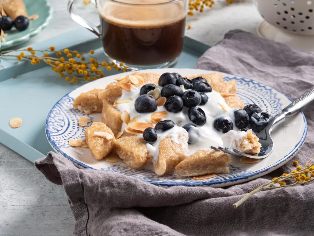 Gotowe pierogi leniwe fit z dodatkiem jogurtu i borówek - przepis Wszystkiego Słodkiego