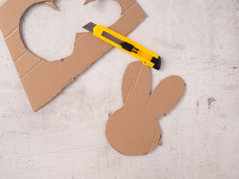 odrysowany kształt głowy królika wycięty nożykiem segmentowym z grubszego kartonu