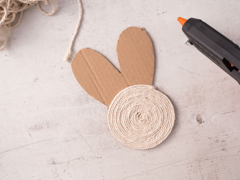 wyklejanie podstawki za pomocą sznurka bawełnianego i kleju na gorąco