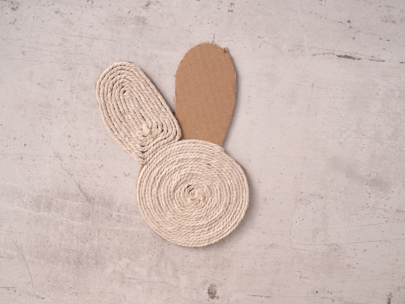 podkładka wielkanocna z wyklejoną głową i uszkiem króliczka