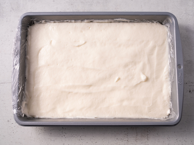 Galaretka kolagenowa w szklanej formie.