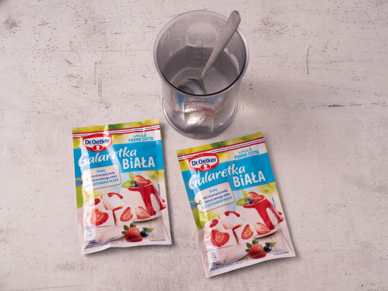 Zbliżenie na kolagenowe żelki z zieloną herbatą pokrojone w kostkę na talerzyku - przepis Wszystkiego Słodkiego