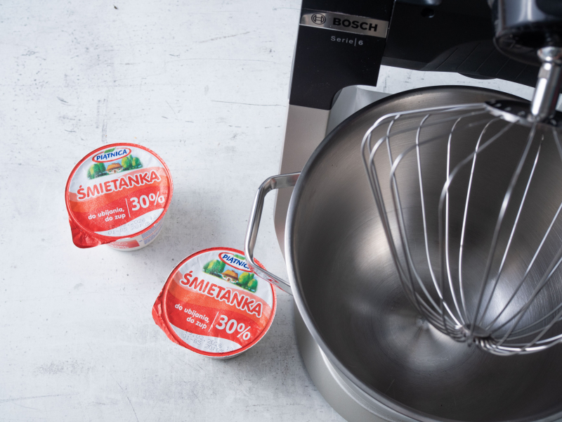 Na blacie kuchennym opakowanie żelatyny, a obok napęczniała żelatyna w miseczce.