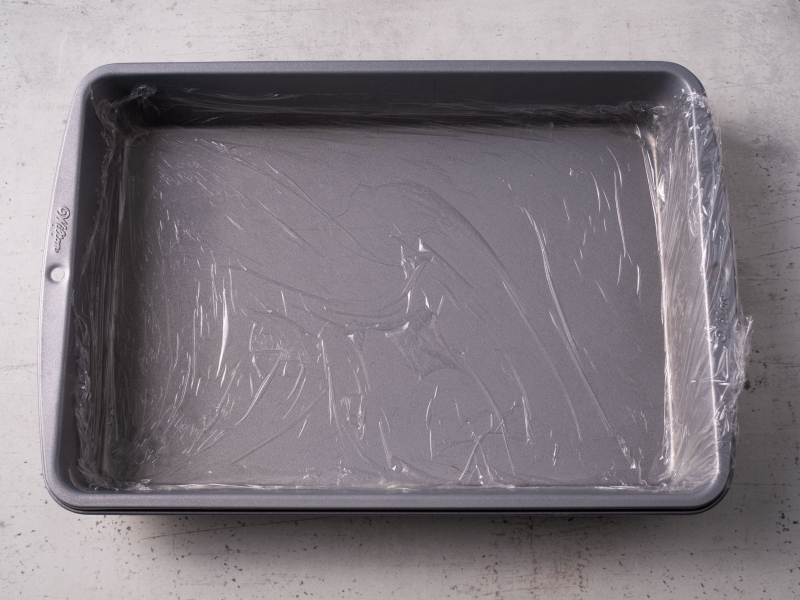 Zaparzona herbata w dzbanku. Obok cytryna oraz miód.