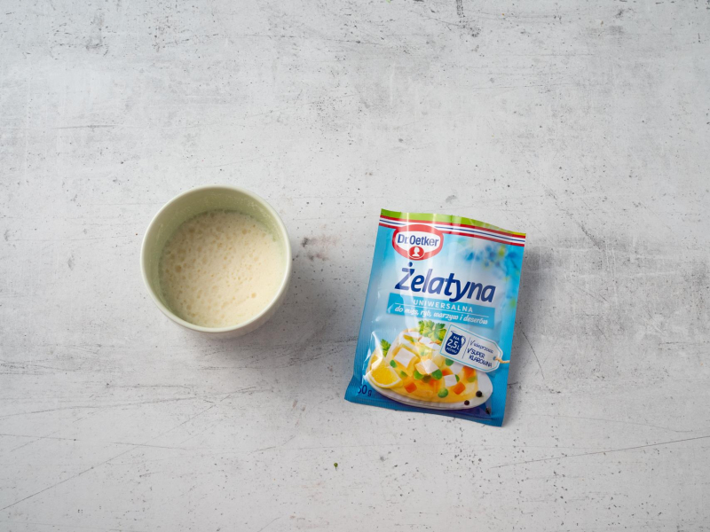 Namoczona żelatyna w miseczce.
