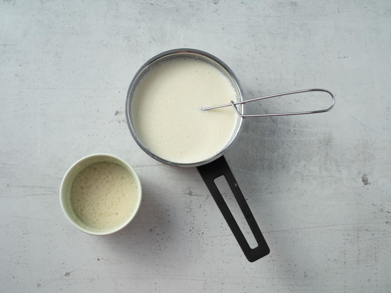 w miseczce namoczona żelatyna, w rondelku mleko z wymieszanym mlekiem w proszku