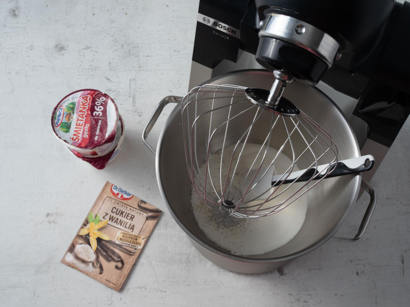 w misie śmietanka z cukrem z wanilią