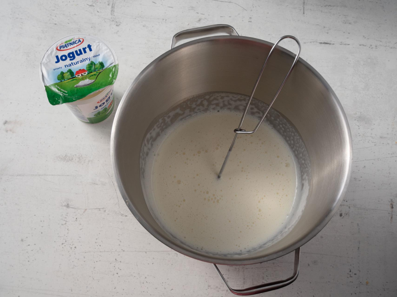 w metalowej misie jogurt naturalny