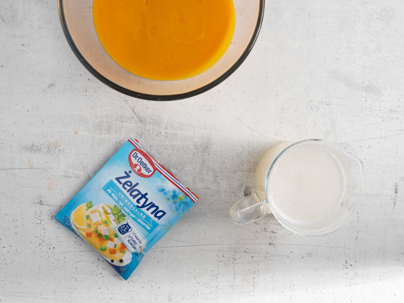 Opakowanie żelatyny na blacie kuchennym.