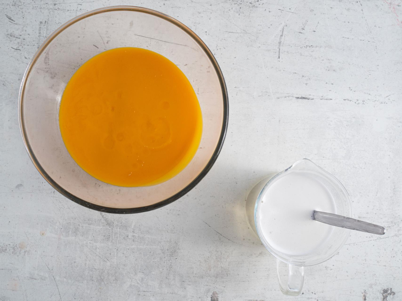 Pulpa mango wymieszana z miodem. Obok rozpuszczona żelatyna z wodą.