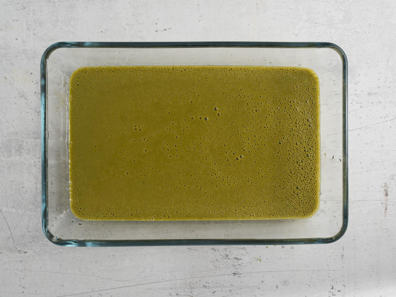 Masa na kolagenowe żelki z matchą w szklanej formie.