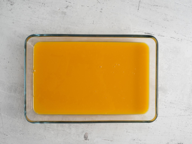 Masa kolagenowa z mango wylana do szklanej formy.