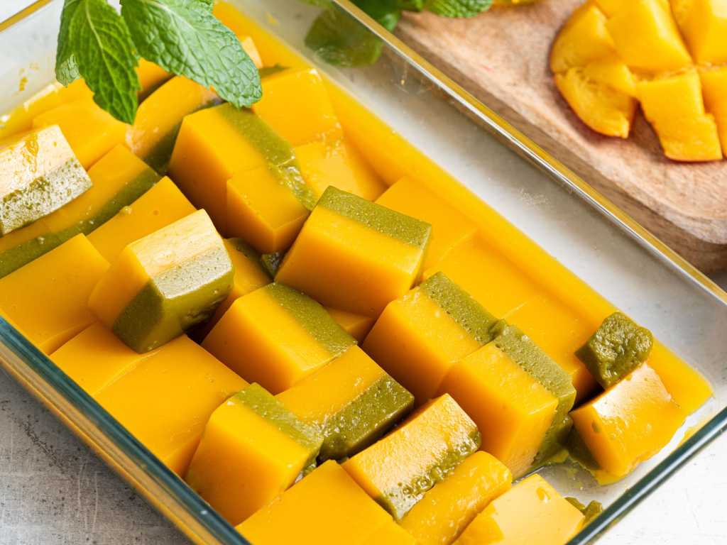 Kolagenowe żelki z matchą i mango pokrojone w kostkę - przepis Wszystkiego Słodkiego
