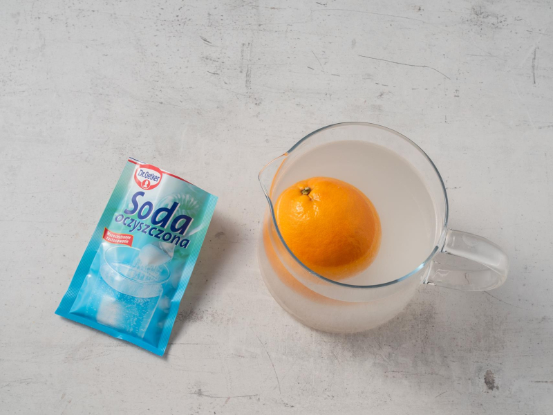 w szklanym dzbanku namoczona w sodzie oczyszczonej pomarańcza