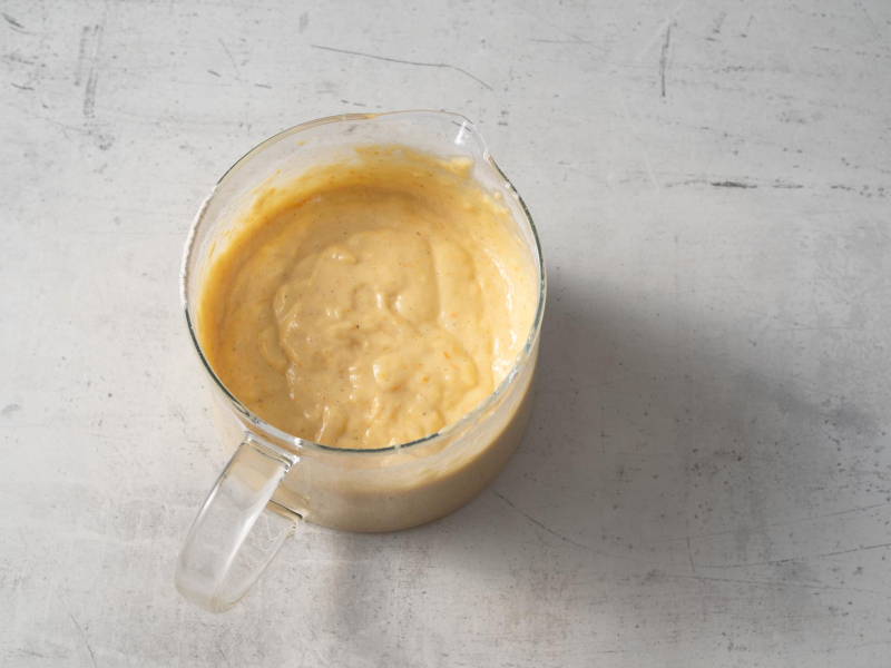 w szklanym naczyniu zblendowane ciasto pomarańczowe z całą pomarańczą