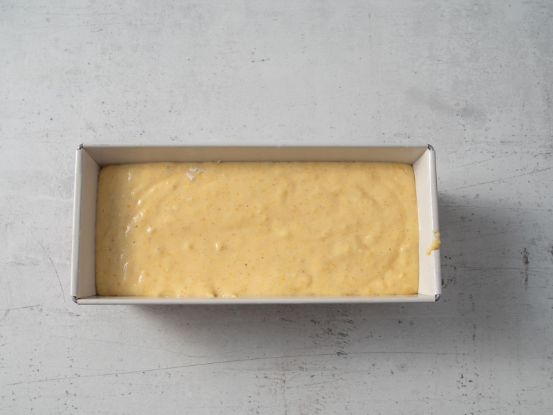 w foremce blendowane ciasto pomarańczowe przed pieczeniem