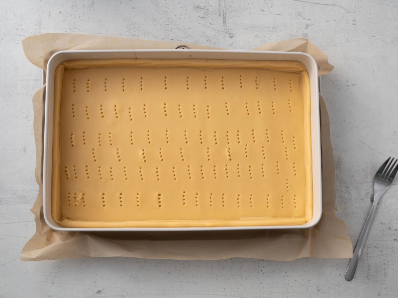 spód mazurka na dużą blachę przed pieczeniem