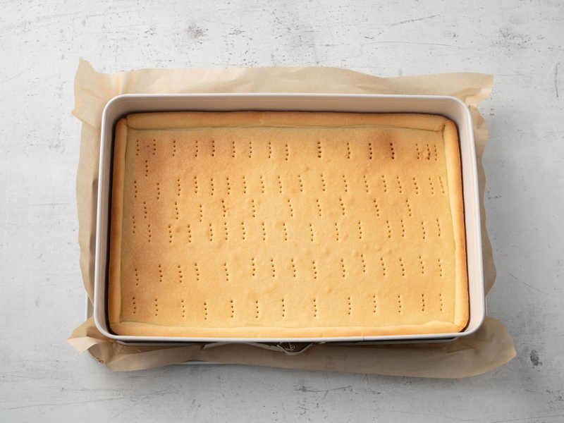 upieczony w dużej blaszce prostokątnej spód do mazurka wielkanocnego