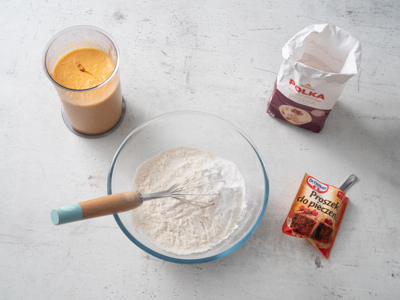 w misce suche i mokre składniki na ciasto blendowane ciasto marchewkowe