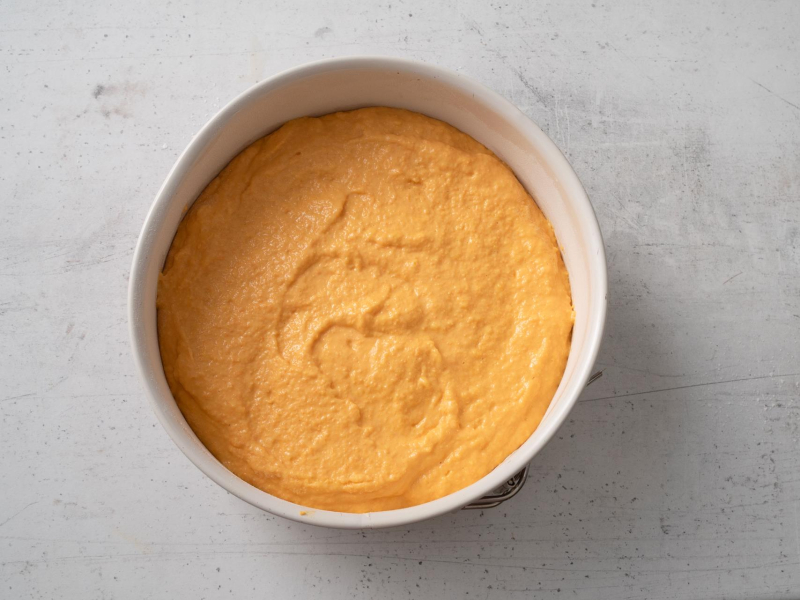 w tortownicy ciasto marchewkowe przed pieczeniem