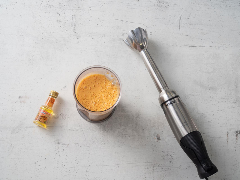 w naczyniu zblendowane składniki do ciasta marchewkowego