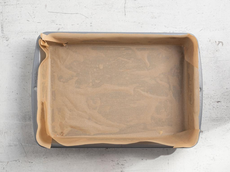 Forma prostokątna wyłożona papierem do pieczenia.