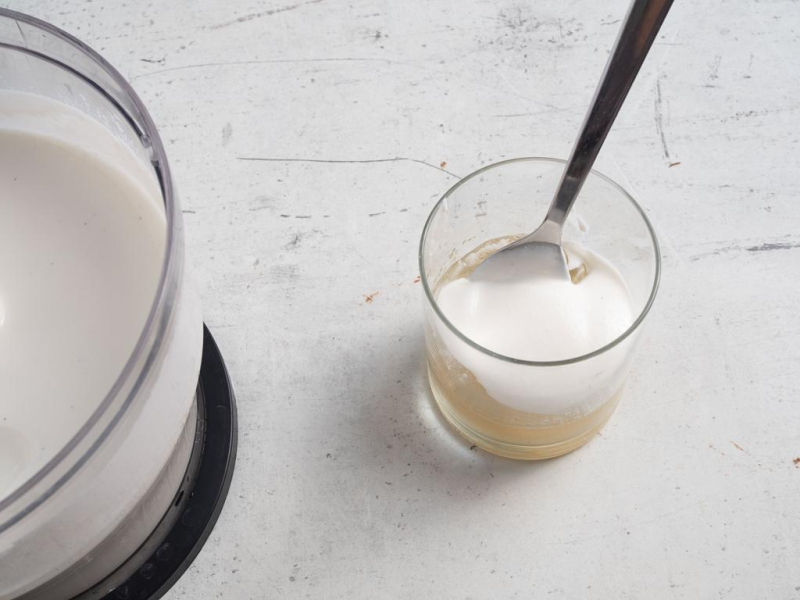 Rozpuszczona żelatyna z łyżką serka wiejskiego.