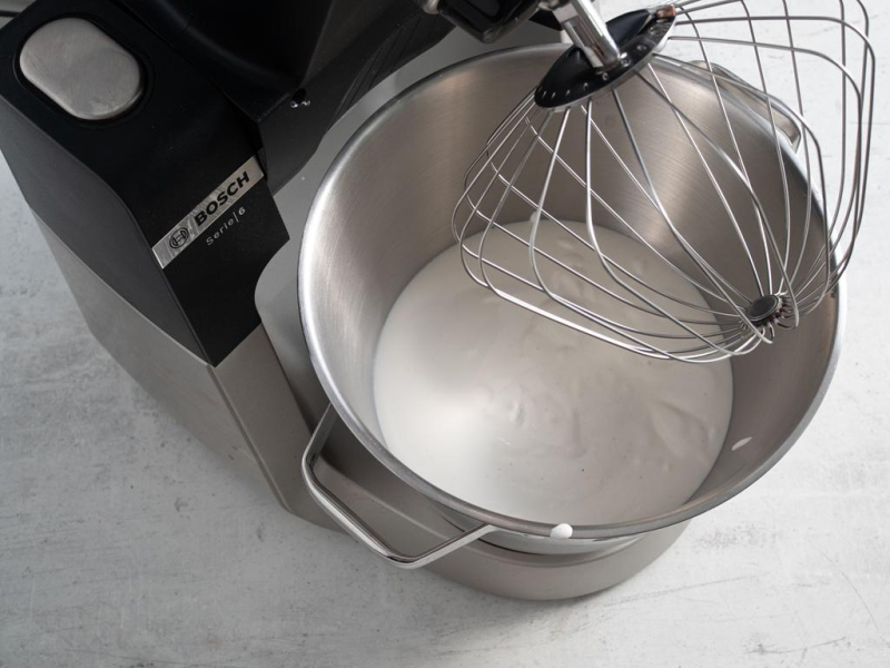 Robot kuchenny z końcówką do ubijania.