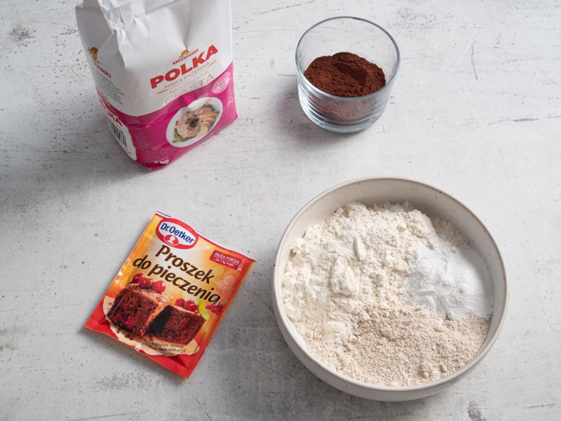 W misie mąka pszenna z mąką owsianą, proszek do pieczenia i kakao.