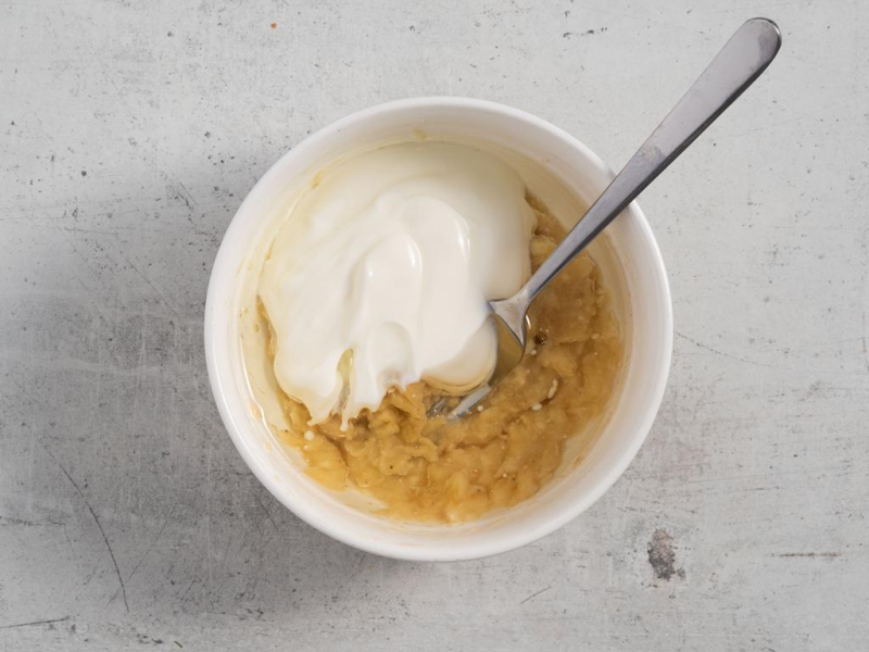 W misie jogurt z olejem i rozgniecionym bananem,