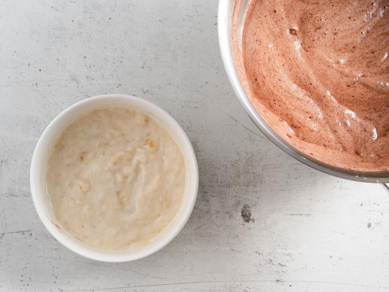 W misie masa czekoladowa, a obok banan rozgnieciony banan z jogurtem.