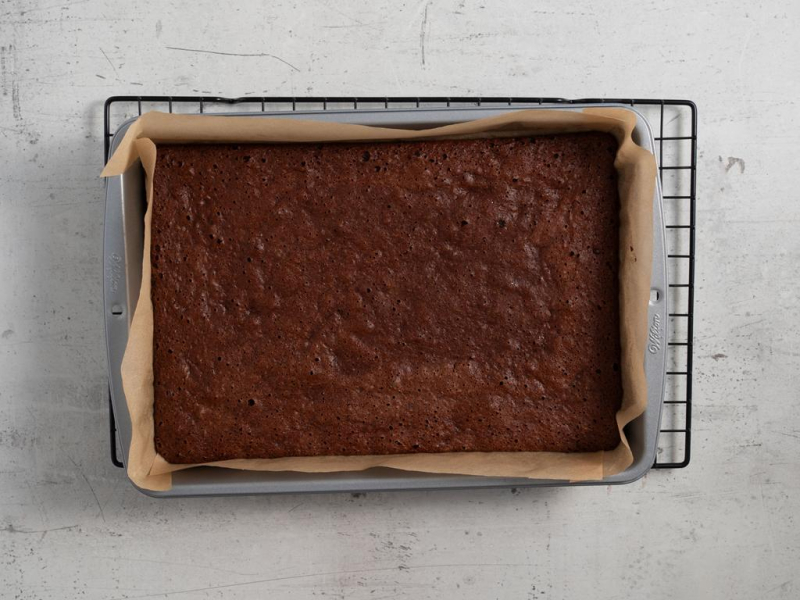 Upieczone ciasto czekoladowe bez cukru.