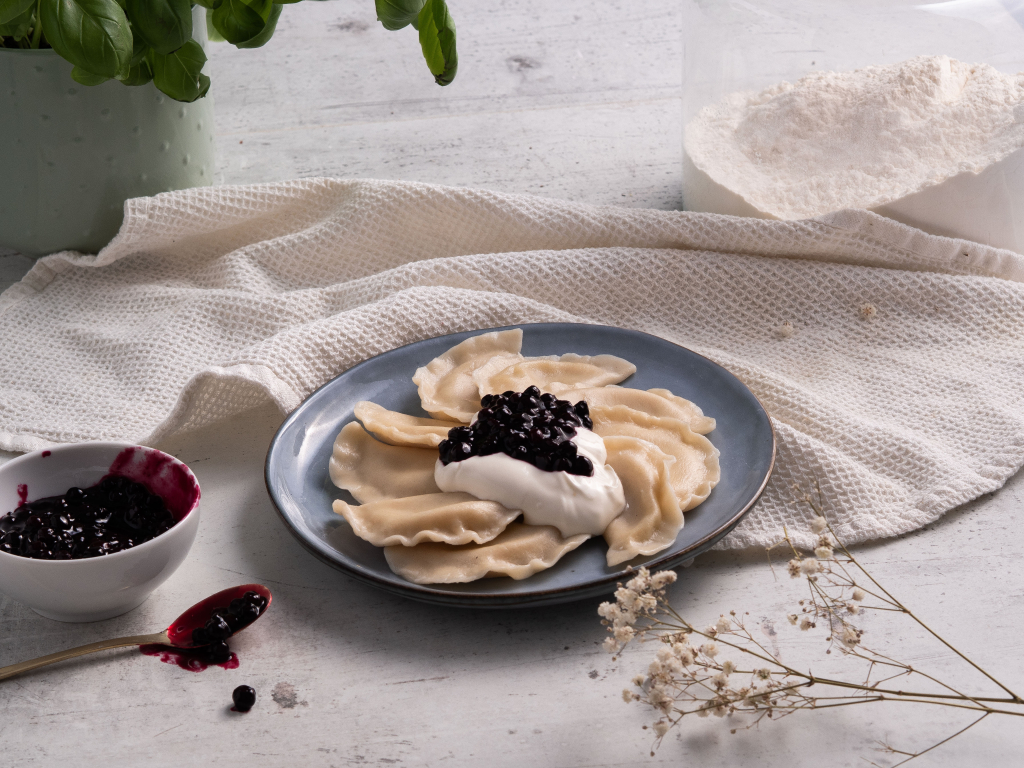 pierogi z serem i jagodami