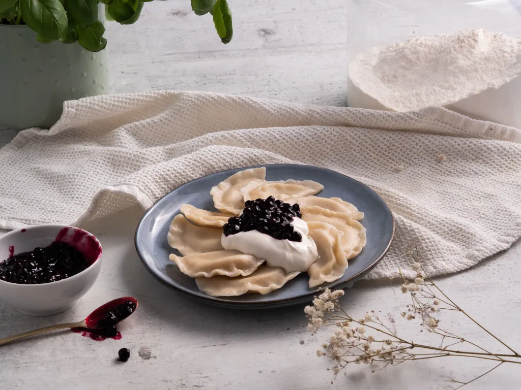 pierogi z serem i jagodami