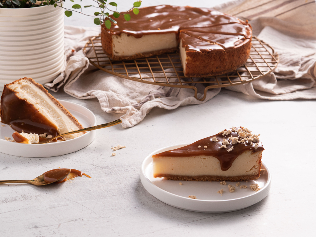 sernik z serków śmietankowych z polewą karmelową z miso i tahini, posypany chałwą