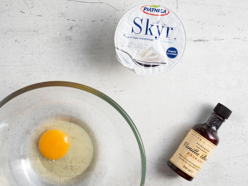 W misie jajko. Obok opakowanie skyru i buteleczka z ekstraktem z wanilii.
