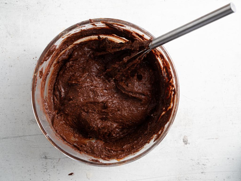 Wymieszana masa na brownie z batatów.