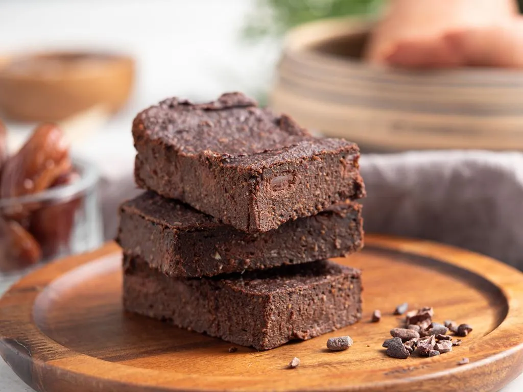 Brownie z batatów pokrojone w kostkę na drewnianym talerzyku - przepis Wszystkiego Słodkiego