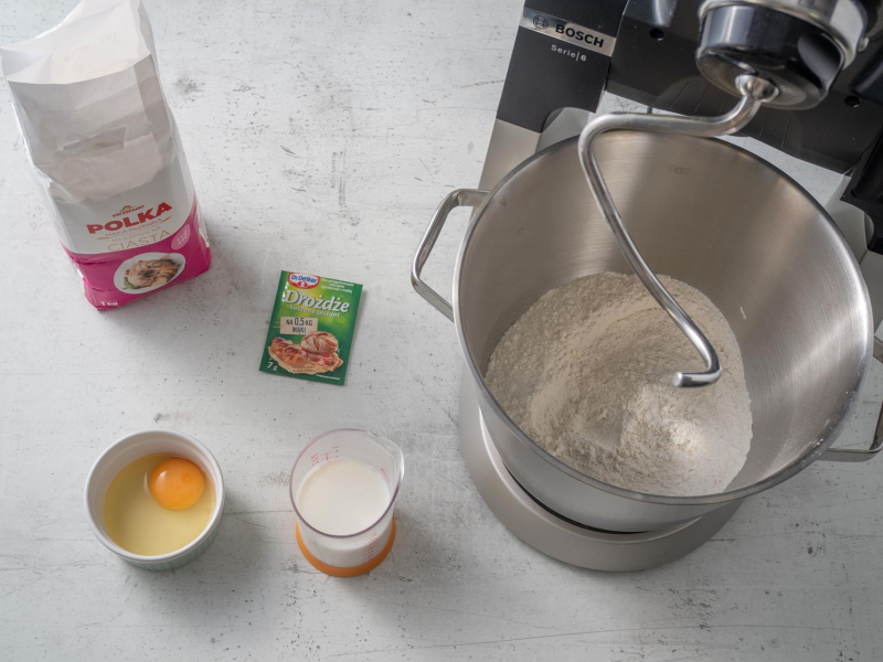 w robocie bosch mąka obok na blacie składniki do ciasta drożdżowego
