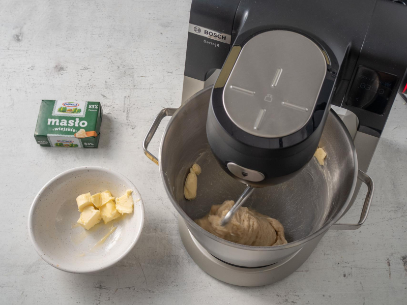 zagniatane ciasto drożdżowe z masłem