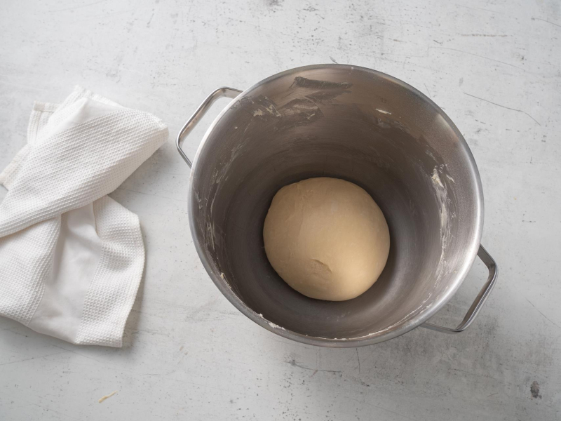 w misce kulka ciasta drożdżowego