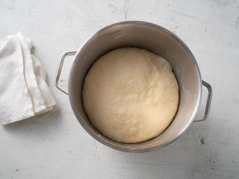 w misce wyrośnięte ciasto drożdżowe