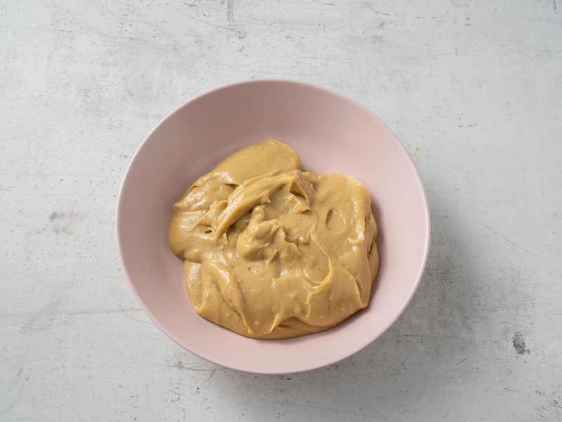 w głębokim talerzu budyń z pastą pistacjową