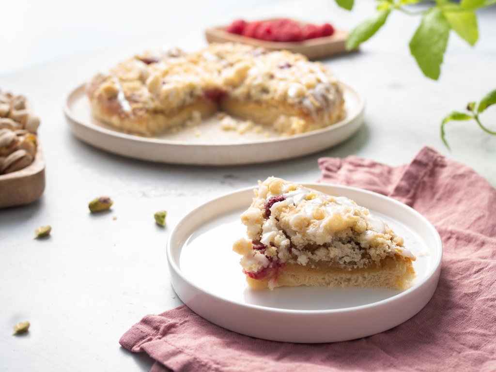 drożdżówka z kruszonką, budyniem pistacjowym i malinami wszystkiego słodkiego