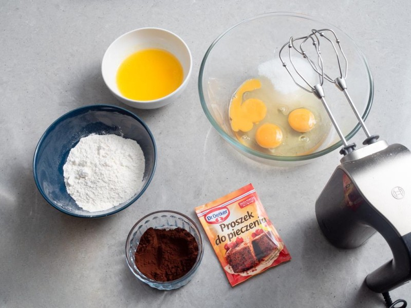 na blacie miseczki z mąką i kakao, proszkiem do pieczenia, masło i ubite jajka w szklanej misce