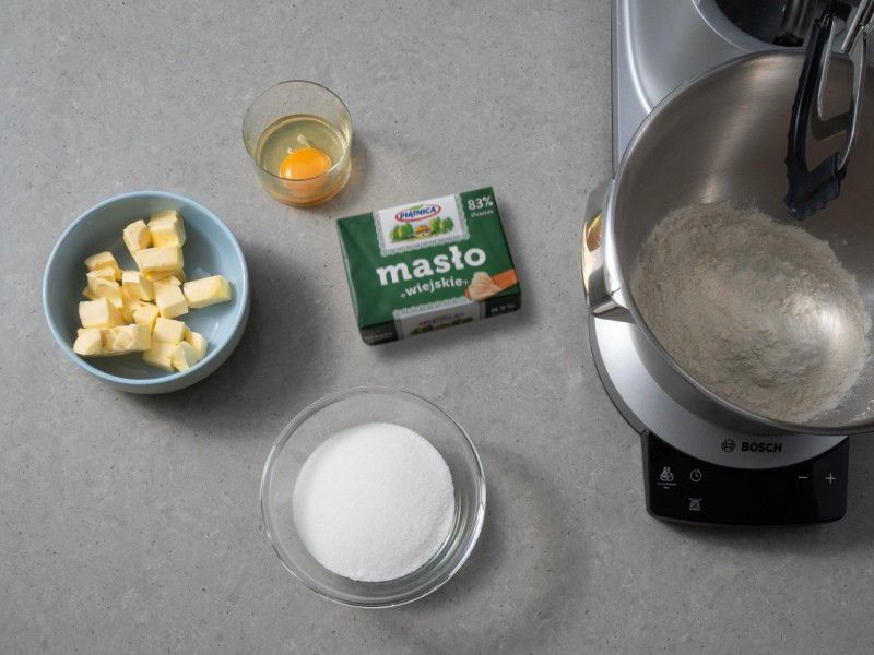 w misce mąka, masło kerrygold w miseczce rozmącone jajko