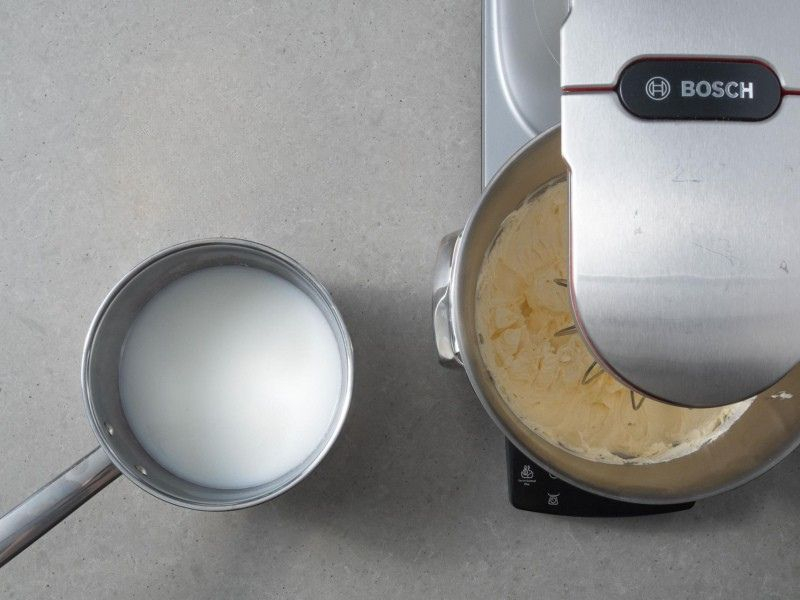 w rondelku gorące mleko, w misie miksera masa z żółtek