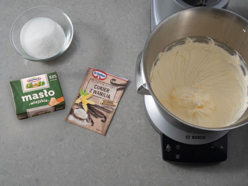 Ucieranie masła z cukrem i cukrem z wanilią.