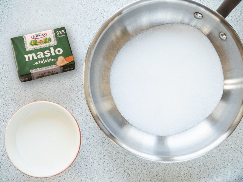 cukier na patelni, śmietanka w miseczce i masło