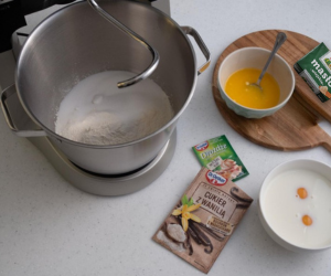 składniki na choinkę z ciasta drożdżowego na blacie